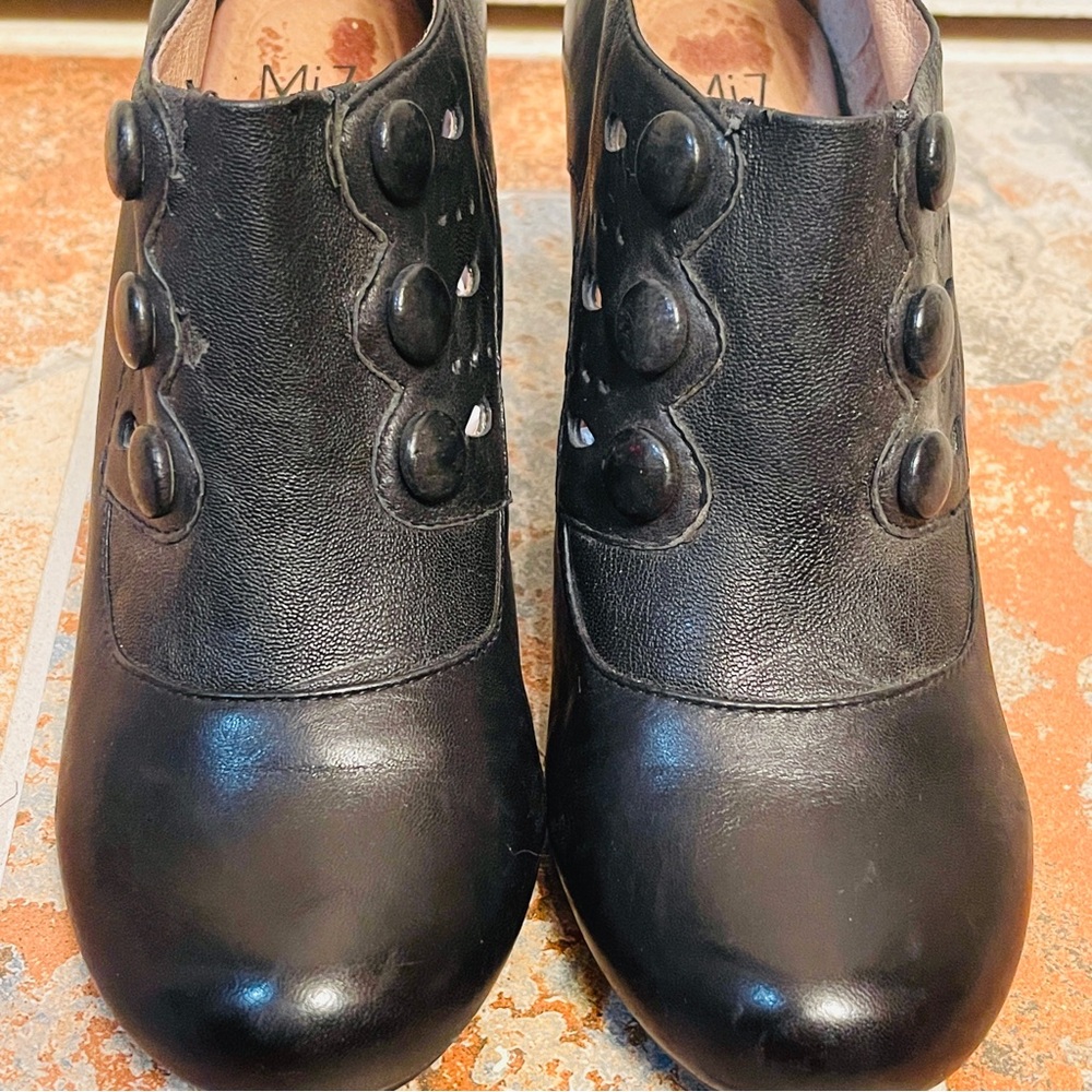 🎁Victorian Style Miz Mooz Leather Ankle Booties with Decorative Buttons! - Picture 8 of 16